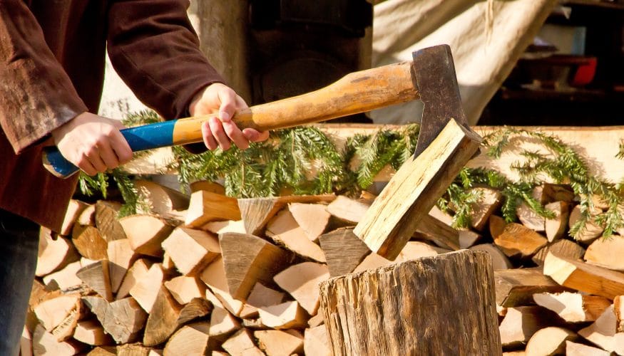 holz-mit-axt-spalten Holz mit der Axt spalten – Diese 5 Sicherheitsregeln gilt es zu beachten