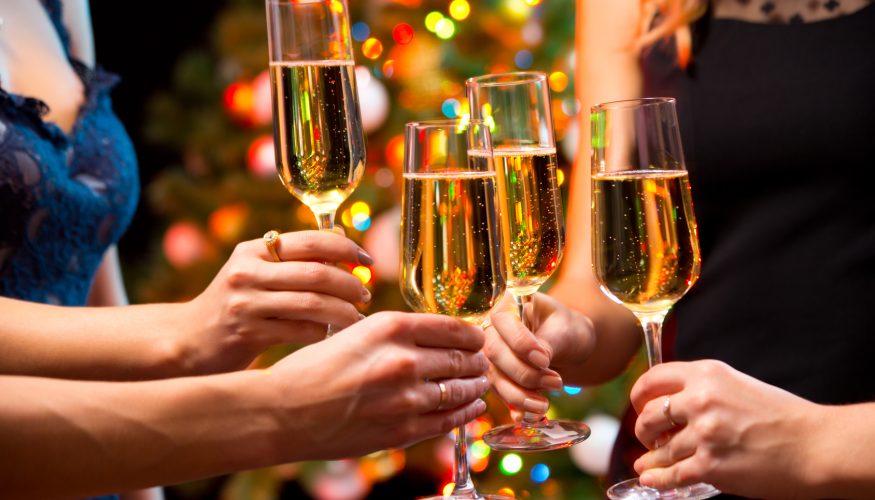 loeffel-in-sektflasche Löffel in Sektflasche stecken – Hält sich der Sekt so länger?