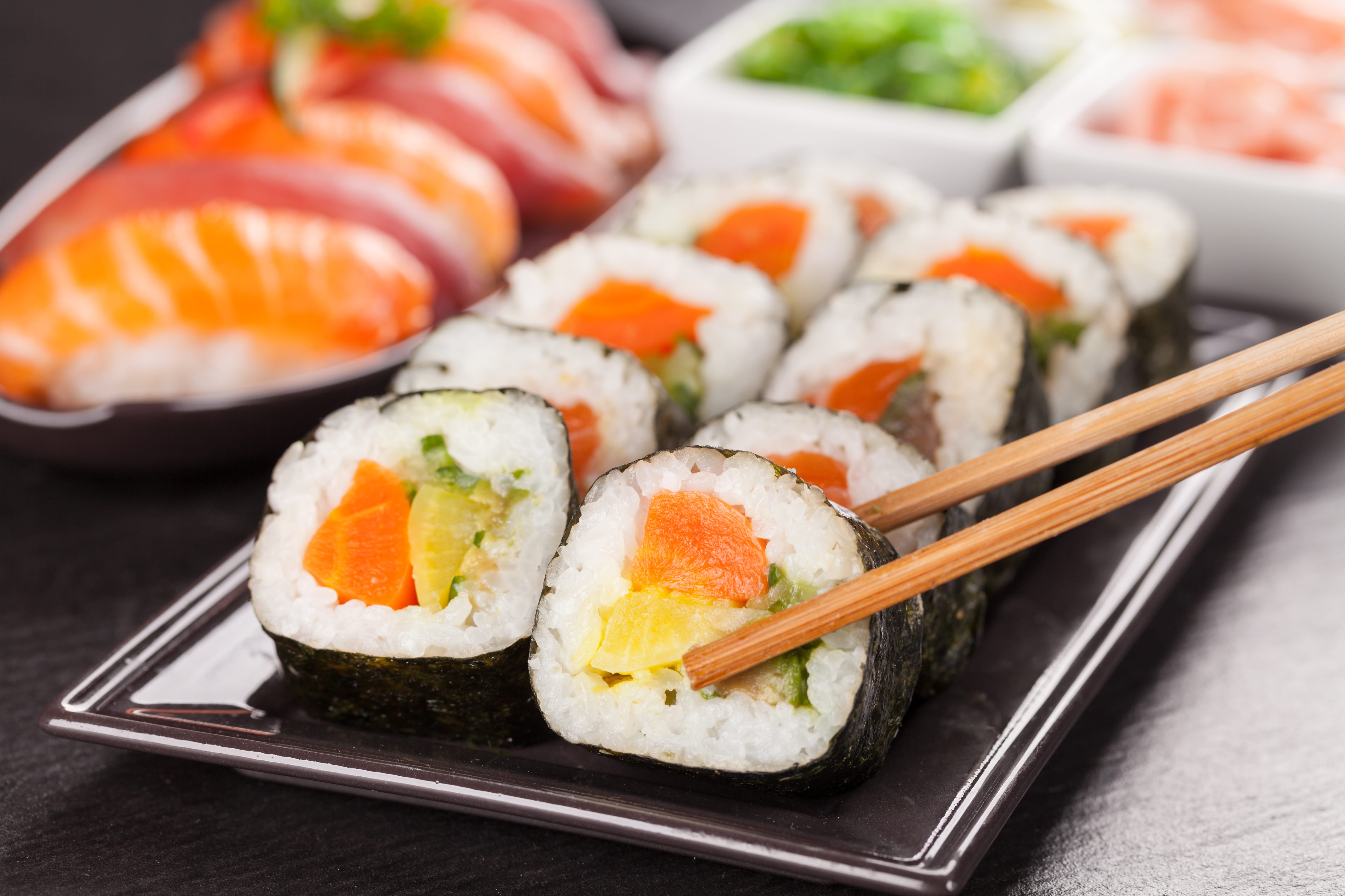 Sushi: Wo kommt es her und wie wird’s gegessen? - Haushaltstipps.net
