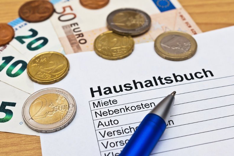 https://www.haushaltstipps.net/wp-content/uploads/2016/09/haushaltsbuch-sparsam Geld sparen mit dem Haushaltsbuch