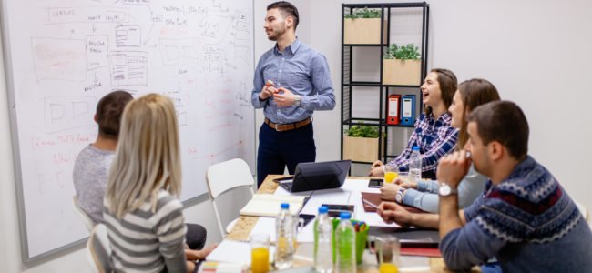 Whiteboard reinigen: Tipps, Tricks und Hausmittel für Sie erklärt