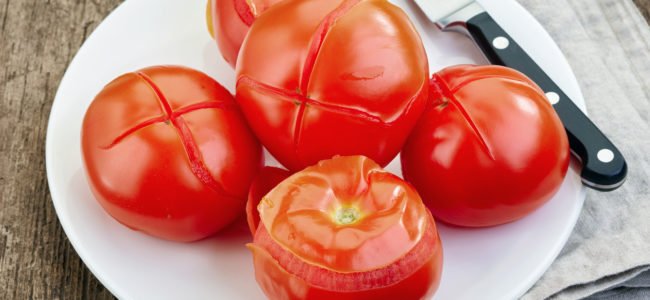 Tomaten schälen: Ist es sinnvoll und wie gelingt es am besten?