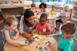 Kinder spielen im Kindergarten im bauklötzen