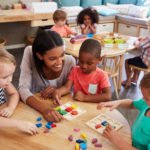 Kinder spielen im Kindergarten im bauklötzen