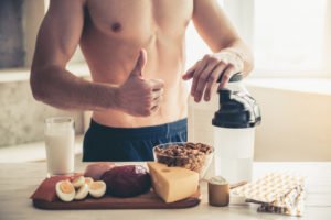 Mann macht sich Essen nach dem Sport