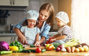 Mutter kocht mit Kindern gesund 