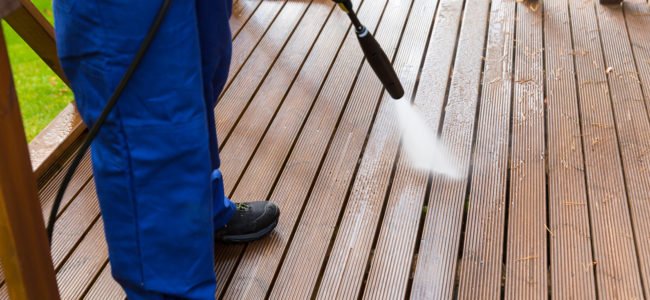 Holzterrasse reinigen: So geben Sie Ihrer Terrasse wieder neuen Glanz