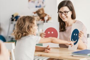 Mutter übt mit Kind für eine gute Kindesentwicklung