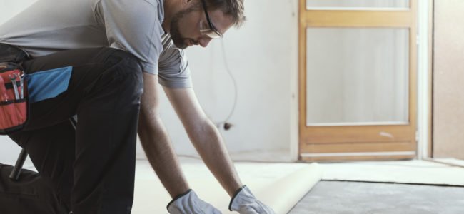 Linoleum verlegen: Anleitung zum richtigen Verkleben von Linoleumboden