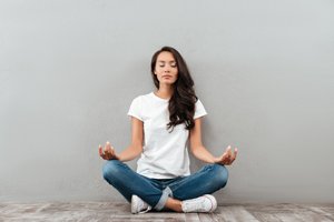Junge Frau in Meditationshaltung