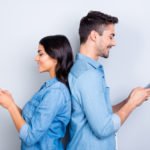 Mann und Frau Rücken an Rücken mit Smartphones