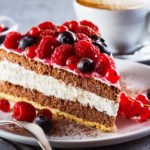 Stück Torte mit Waldbeeren