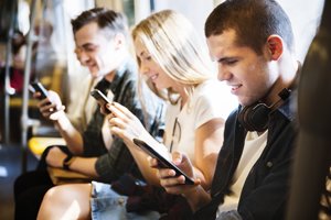 Leute surfen in der U-Bahn im Netz