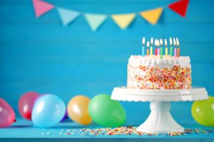 Geburtstag Torte Kuchen mit Luftballons und Wimpelkette
