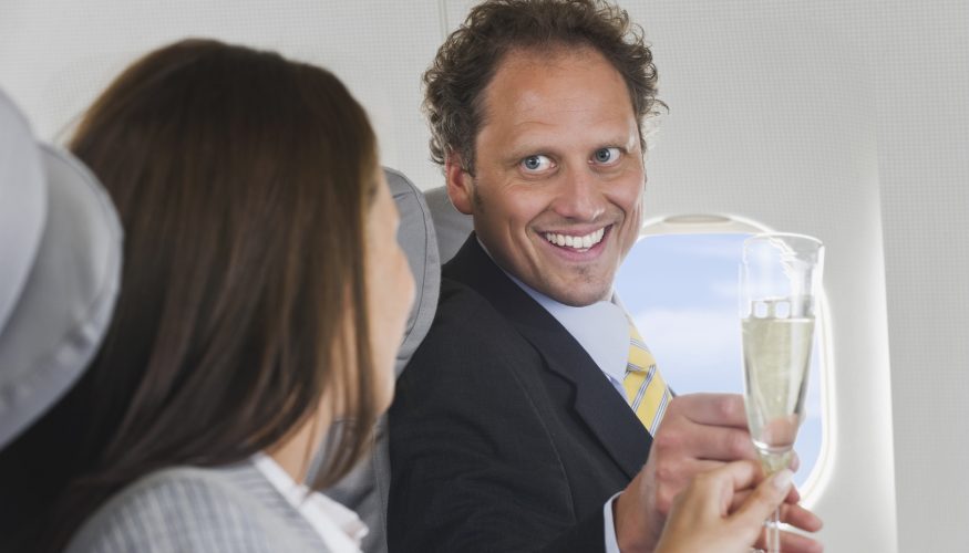 https://www.haushaltstipps.net/wp-content/uploads/alkohol-im-flugzeug Lieber keinen Alkohol im Flugzeug trinken?