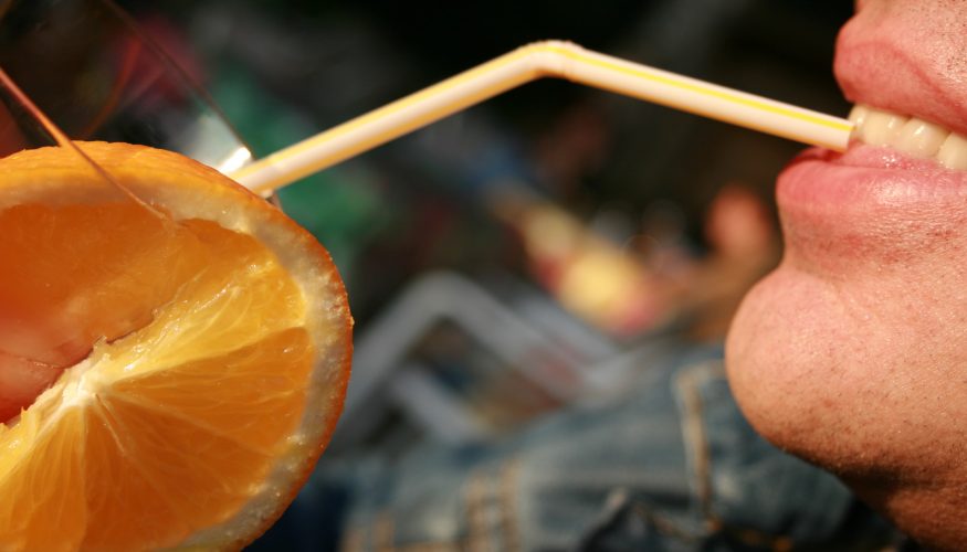https://www.haushaltstipps.net/wp-content/uploads/alkohol-mit-strohhalm Alkohol mit Strohhalm trinken – Schneller betrunken?