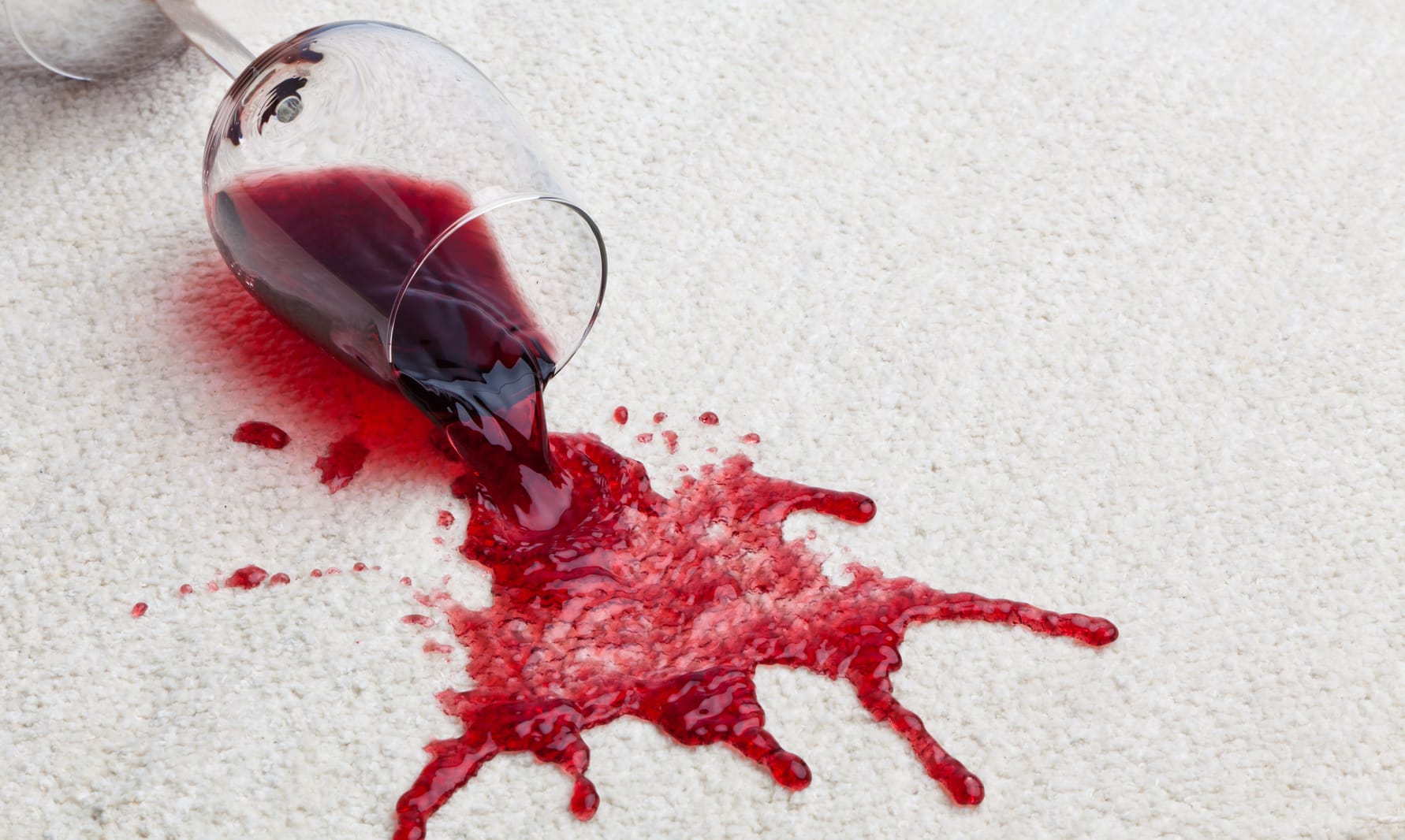Alkoholflecken entfernen – 9 Tipps