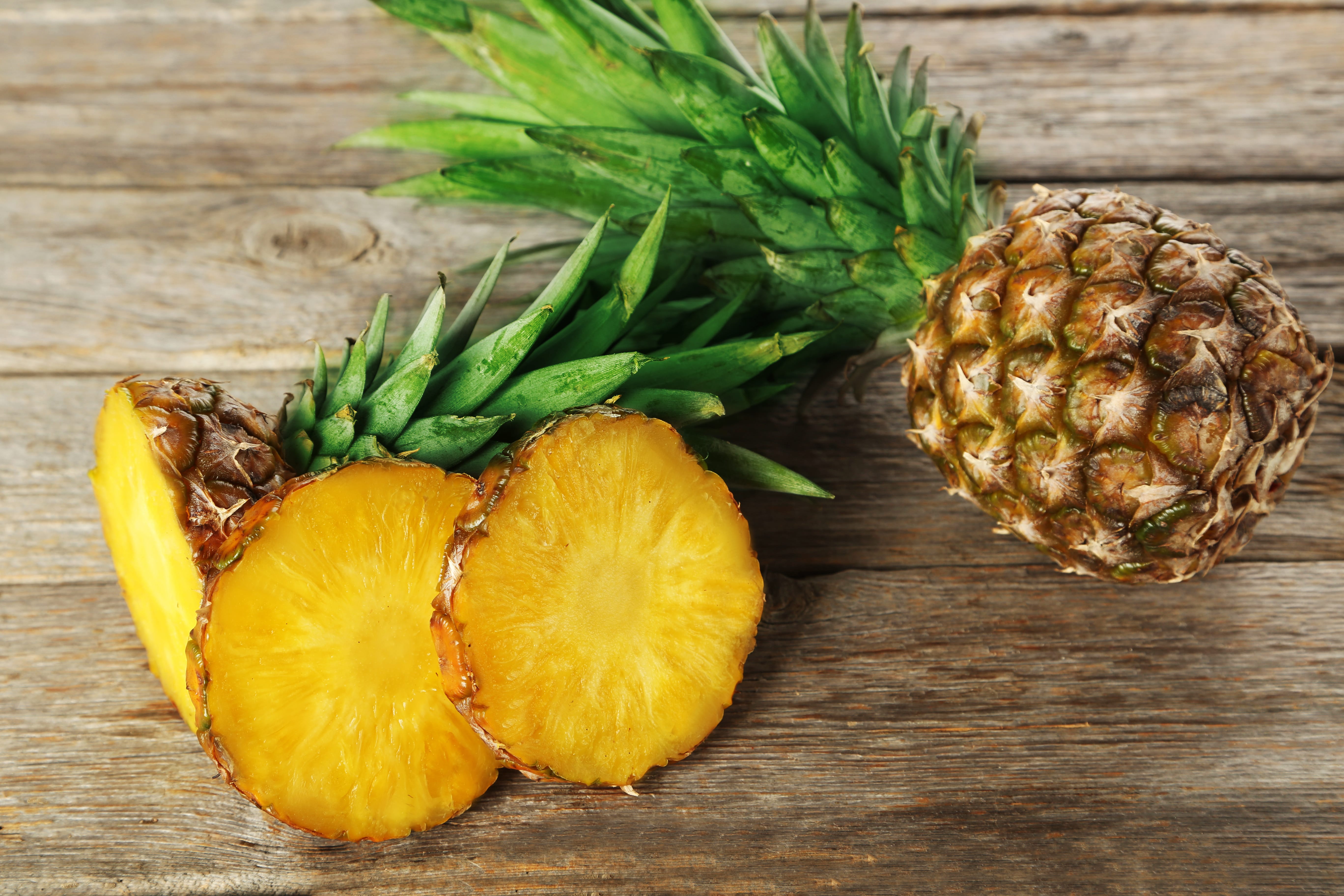 Ananas auf Reife prüfen - Haushaltstipps.net