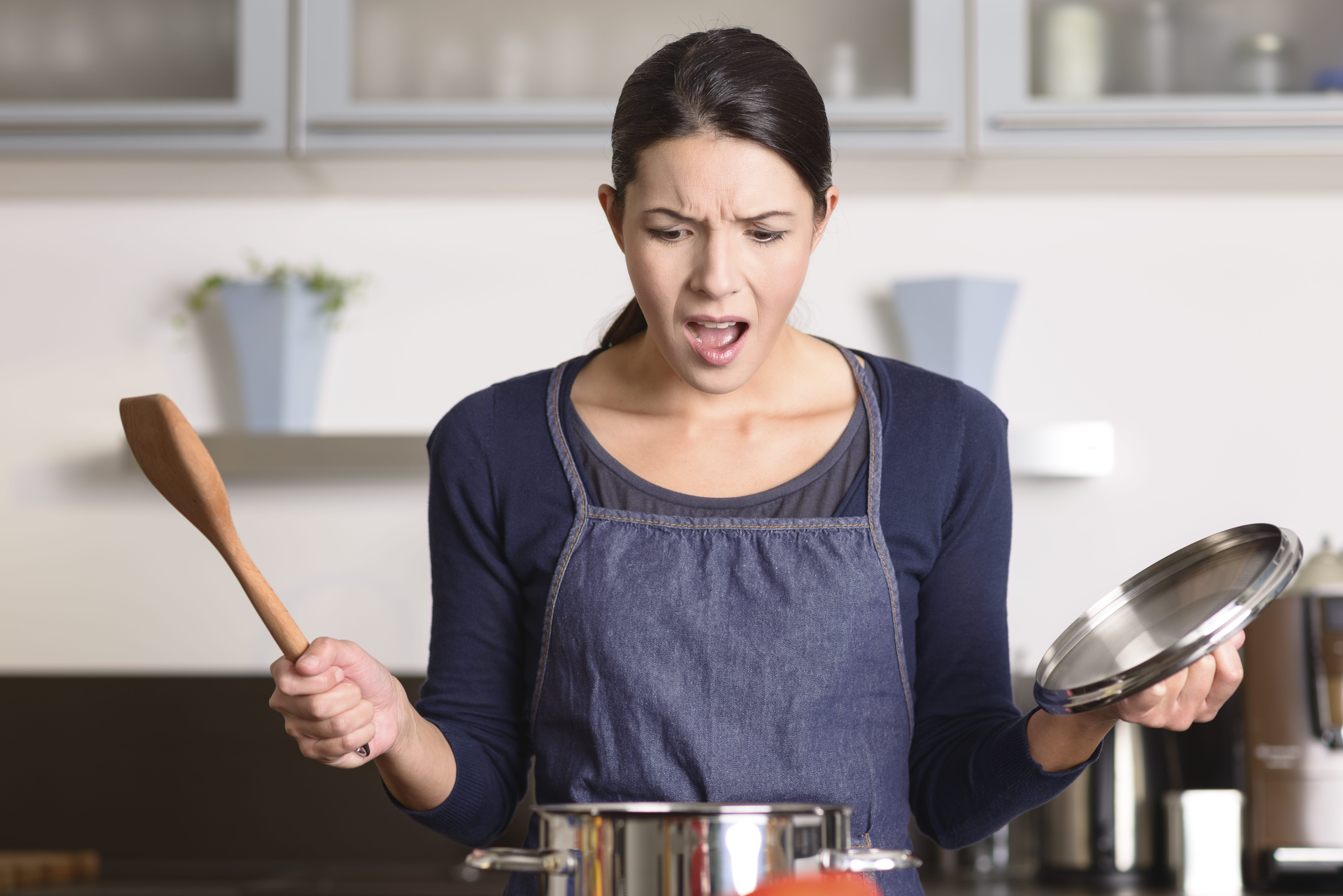 Angebrannten Topf reinigen – So bekommen Sie Kochreste ganz einfach wieder aus dem Topf