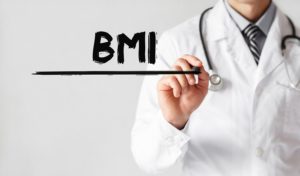 Arzt schreibt das Wort BMI