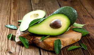 Avocado auf einem Holzbrett angerichtet