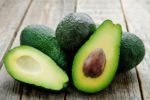 Aufgeschnittene Avocado auf Tisch