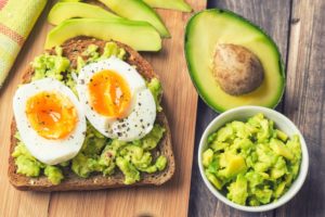 Avocadobrot mit aufgeschnittenem Ei.