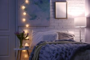 Bett mit Lichterkette