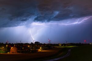 Die Energie des Blitzes wird durch einen Blitzableiter in den Boden geleitet.