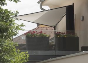 blumenkaesten auf einem balkon