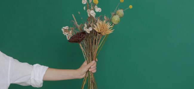 Blumenstrauß trocknen: 4 Methoden für langlebige Blumen