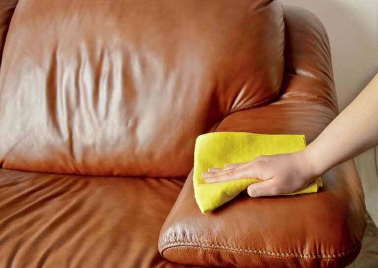 Couch reinigen Die 11 besten Tipps & Tricks!