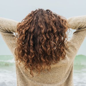 frau greift sich in ihre locken