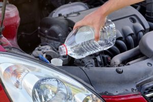 destilliertes wasser in den scheibenwischwassertanks eines autos einfuellen