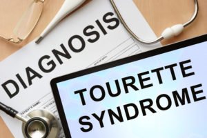 Tisch mit Arztutensilien und Tablett mit der Diagnose Tourette 