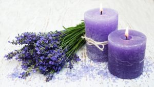 lilafarbene duftkerzen mit lavendel