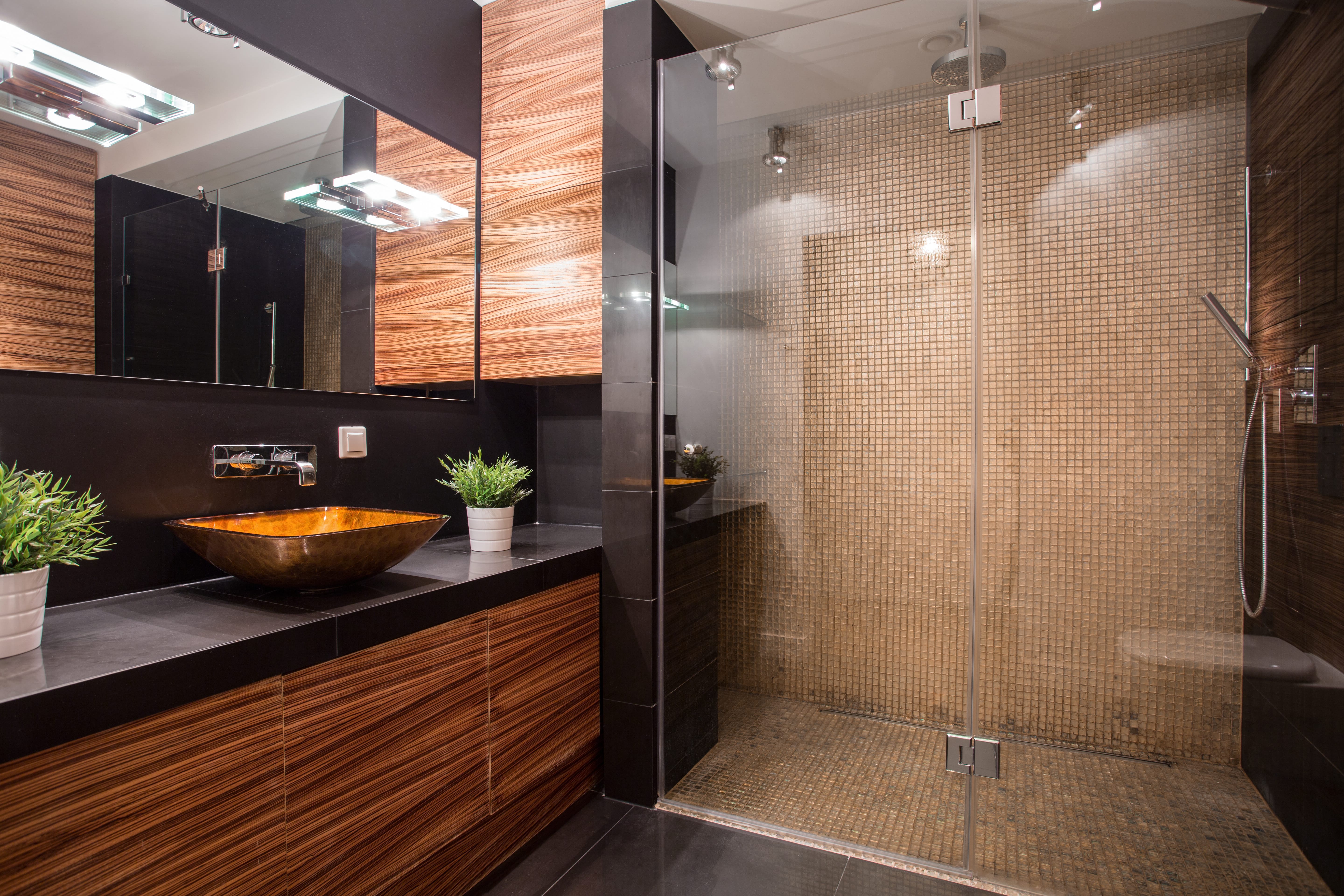 Dunkles Badezimmer heller gestalten – Tipps fürs Bad ohne Fenster