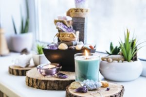 harmonische feng shui accessoires im wohnzimmer