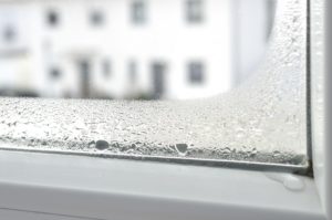 Kondenswasser an Fensterscheibe