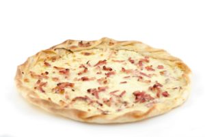 ein flammkuchen mit speck und zwieblen