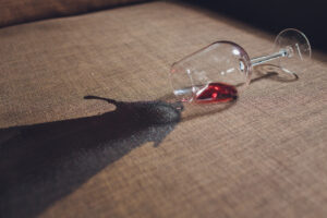 glas mit rotwein umgekippt auf sofa