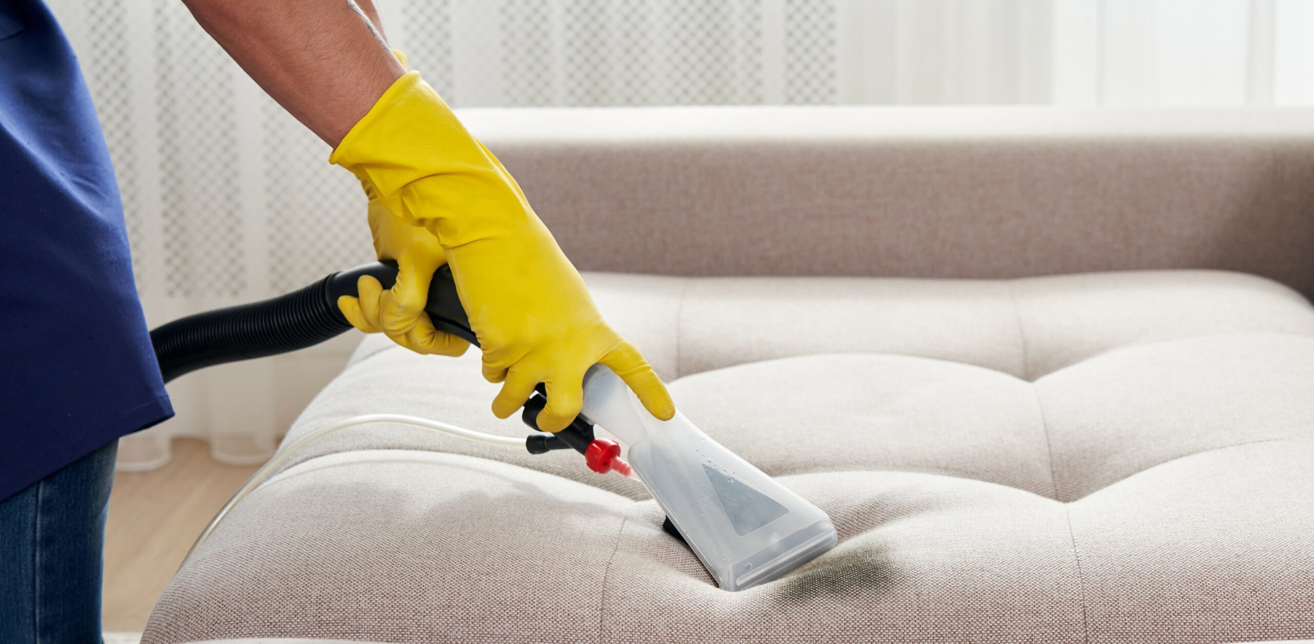 Flecken aus dem Sofa entfernen So wird die Couch wieder sauber