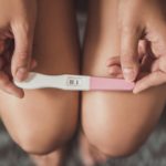 frau macht schwangerschaftstest