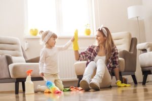 mutter und tochter beim fruehjahrsputz