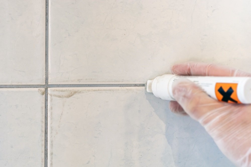 Fugen erneuern: Anleitung zum Auffrischen der Fugen in Küche und Bad