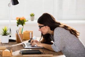 frau sitzt vor laptop