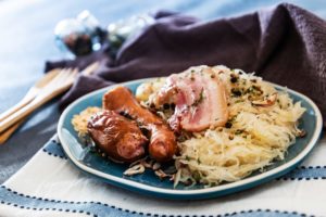 klassisches gericht mit sauerkraut