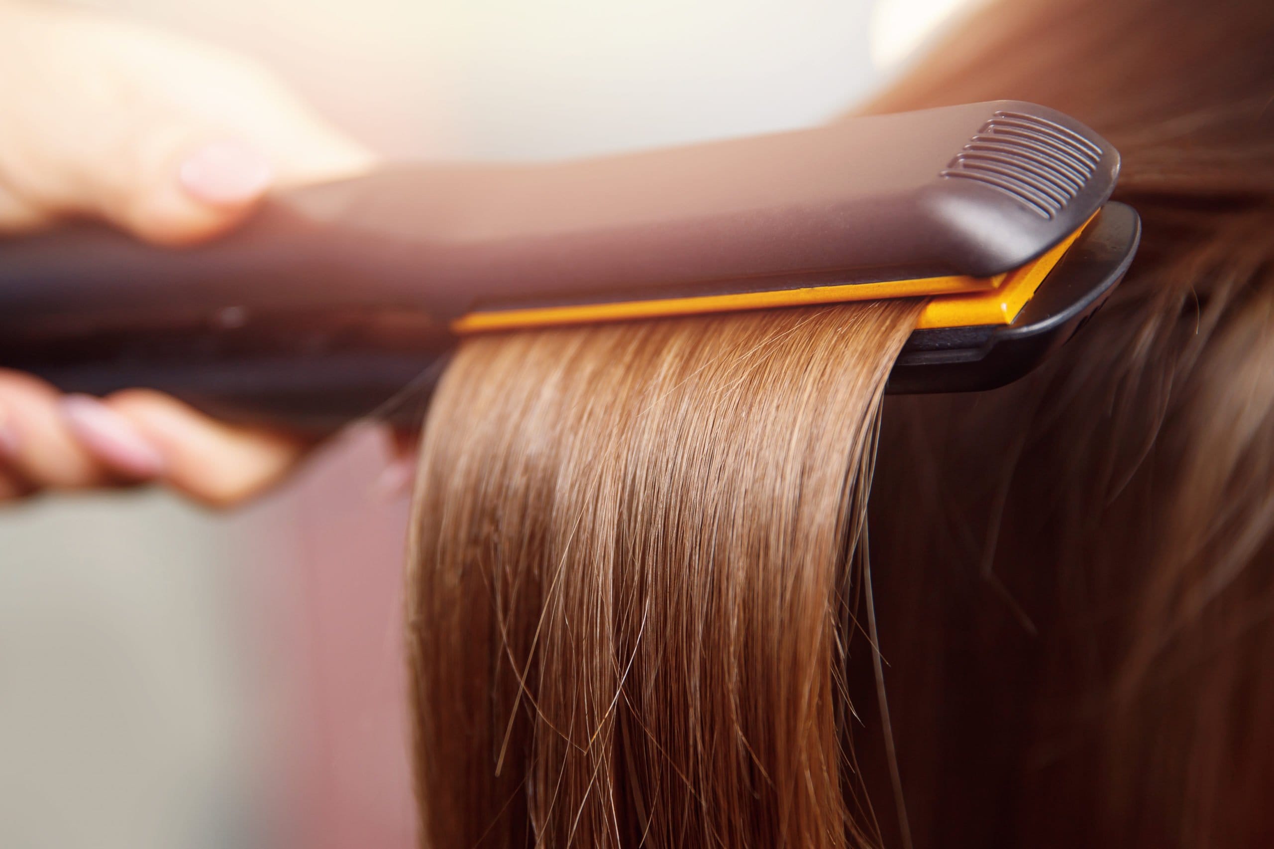 haare werden mit glaetteisen gelaettet