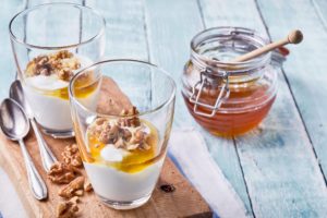 griechischer joghurt mit honig und nuessen in einem glas