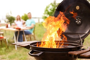 Kugelgrill mit großer Flamme.